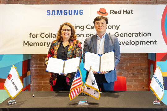 지난 13일(현지시간) 미국 레드햇 보스톤오피스에서 배용철(오른쪽) 삼성전자 메모리사업부 AE팀 부사장과 마르옛 안드리아스 레드햇 아시아태평양총괄 부사장이 차세대 메모리 분야 소프트웨어 기술 상호협력을 맺고 기념사진을 촬영하고 있다. <삼성전자 제공>